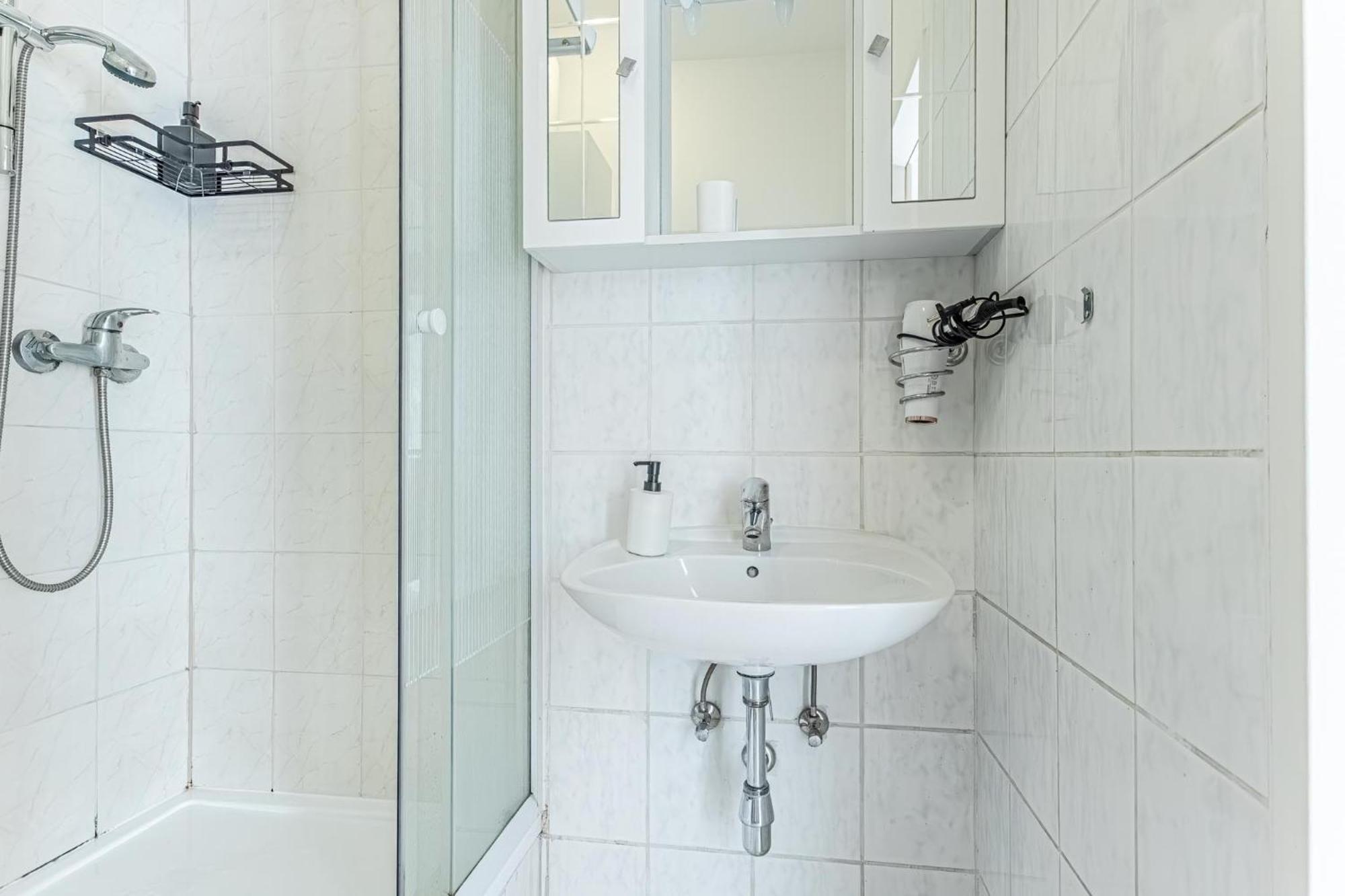 City Vibes: 1Br Apt, 10 Min To Westbahnhof Wien Ngoại thất bức ảnh