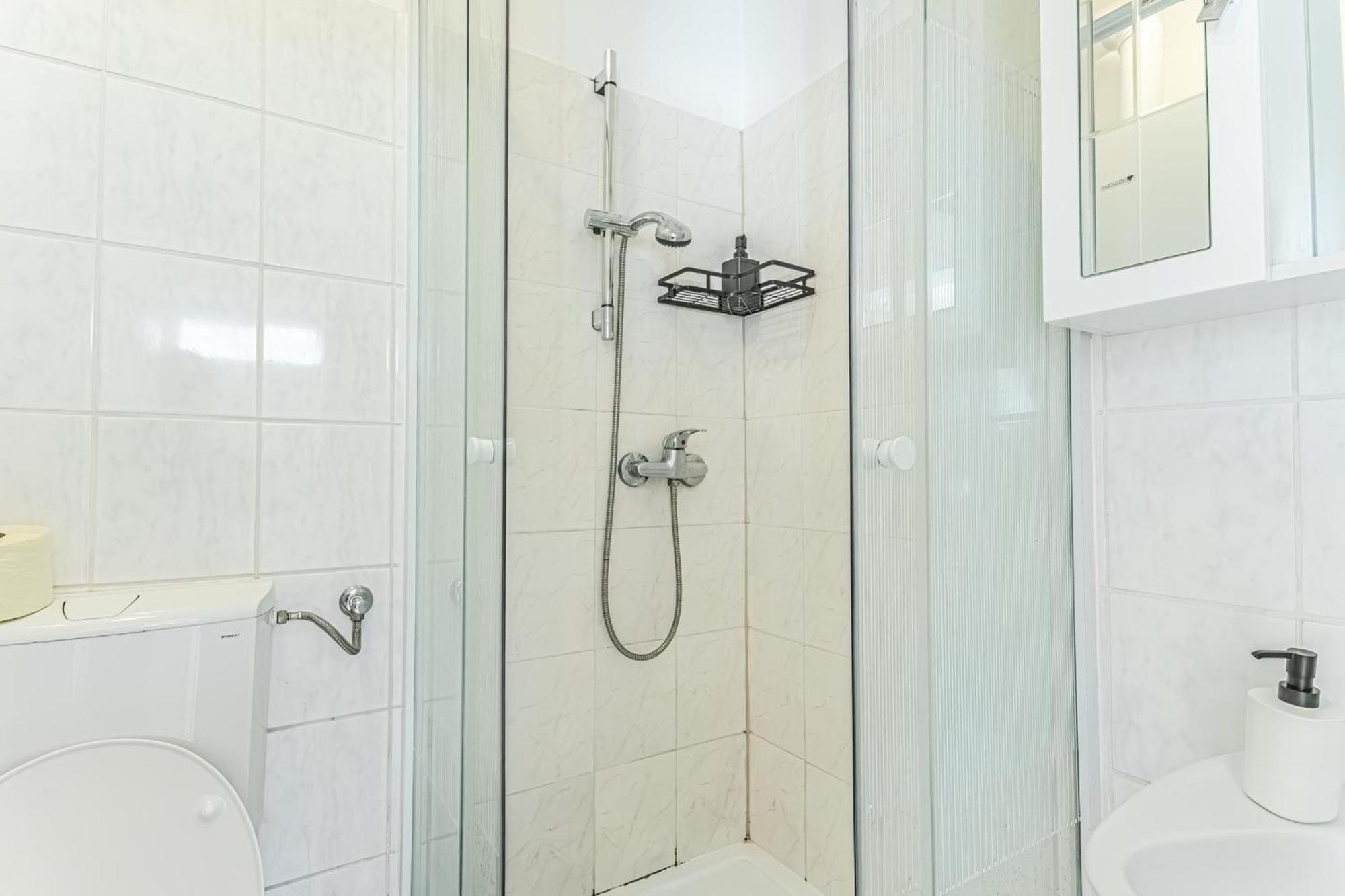 City Vibes: 1Br Apt, 10 Min To Westbahnhof Wien Ngoại thất bức ảnh