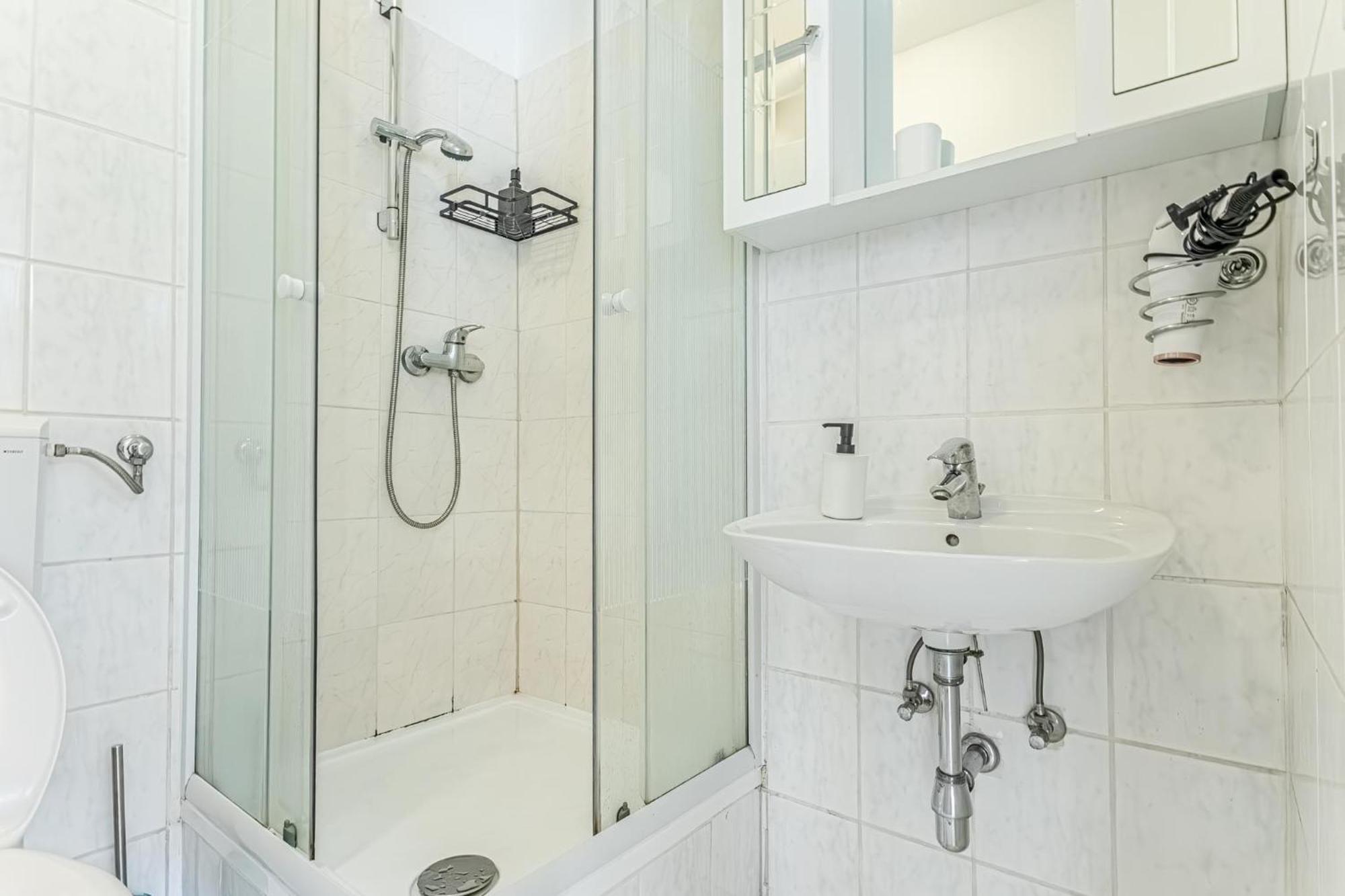 City Vibes: 1Br Apt, 10 Min To Westbahnhof Wien Ngoại thất bức ảnh